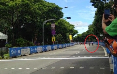 Video SEA Games 28: Hành vi chơi xấu khiến Cua-rơ Thái Lan bị tước HCV xe đạp