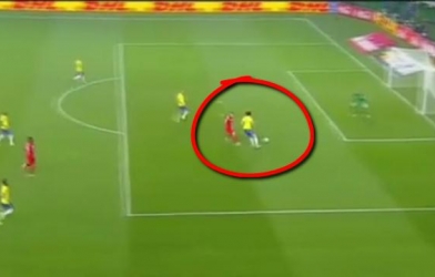 VIDEO: Pha kiến tạo thảm họa của David Luiz cho tiền đạo đối phương