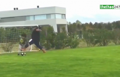 VIDEO: Bị cháu ngoại đi bóng vượt qua, Maradona thẳng chân đốn ngã