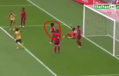 VIDEO: Vô tư dùng tay chơi bóng trong vòng cấm nhưng trọng tài không thổi pen