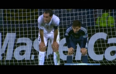 VIDEO: Messi troll Godin đầy hài hước