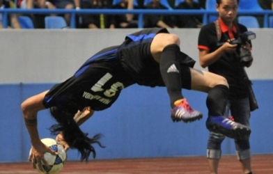 VIDEO: Pha ném biên ngẫu hứng của ca sĩ Anh Khoa trong màu áo đội Clear Men