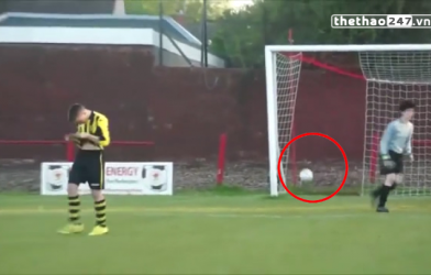 VIDEO: Thủ môn tự đưa bóng vào lưới nhà khi ăn mừng cản phá được penalty
