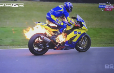 VIDEO: Xe đua bất ngờ bốc cháy tại giải đua xe BSB Snetterton