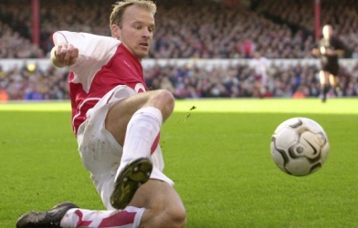 VIDEO: Khả năng săn bàn siêu hạng của huyền thoại Dennis Bergkamp