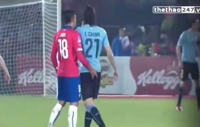 VIDEO: Cầu thủ Chile 'sàm sỡ' với Edison Cavani rồi ăn vạ