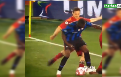 VIDEO: Tình huống chơi thô bạo hiếm thấy của Totti
