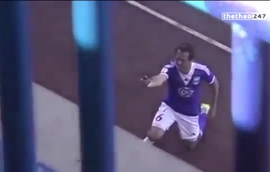 VIDEO: Thêm 1 cầu thủ cầu hôn bạn gái sau khi ghi bàn