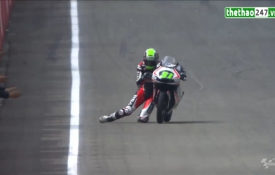 VIDEO: Tình huống lê đầu gối về đích của tay đua MotoGP