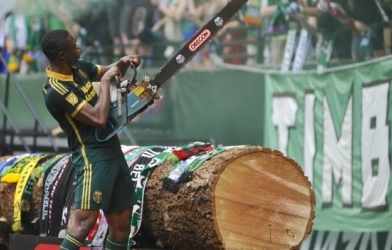 VIDEO: Cầu thủ ăn mừng bàn thắng bằng... cưa máy ở giải MLS