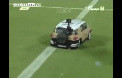 VIDEO: Đưa bóng vào sân bằng... ô tô