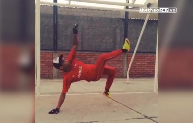 VIDEO: Thủ môn bắt bóng tuyệt đỉnh như trong truyện Jindo