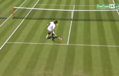 VIDEO: Tay vợt tự đánh bóng vào mặt mình ở giải Wimbledon