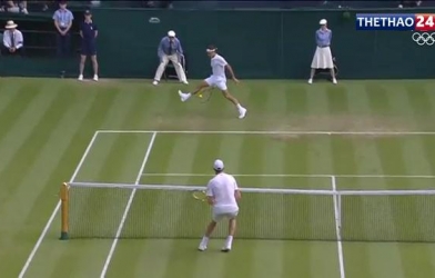 VIDEO: Roger Federer đánh bóng qua 2 chân làm bó tay đối thủ