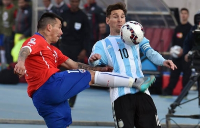 Messi suýt nhập viện sau pha 'bỏ bóng đá người' của cầu thủ Chile
