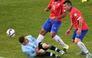 Gia đình Messi bị tấn công ở chung kết Copa America