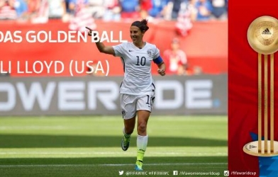 VIDEO: Nữ cầu thủ Mỹ lập siêu phẩm từ giữa sân ở chung kết World Cup 2015