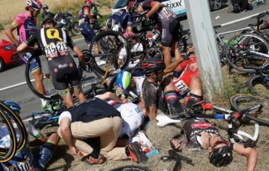 VIDEO: Tai nạn liên hoàn ở giải đua xe đạp vòng quanh nước Pháp