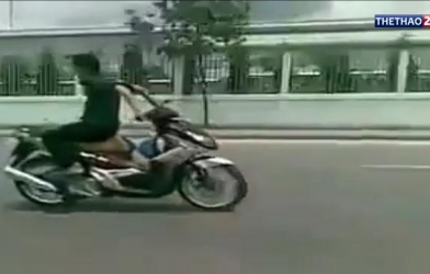VIDEO: Thót tim với màn đua xe quay lưng cầm lái ở Việt Nam