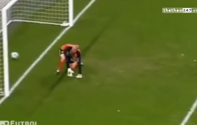 VIDEO: Thủ môn lóng ngóng tự đưa bóng vào lưới nhà