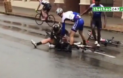 VIDEO: Va chạm trên đường đua, cua-rơ đánh đối thủ như trong phim hành động