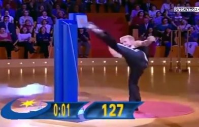 VIDEO: Võ sỹ karatedo lập kỷ lục dùng một chân tung ra 128 cú đá trong 1 phút