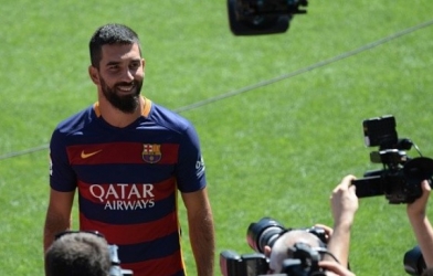 VIDEO: Arda Turan từ chối ký lên áo đấu của Messi