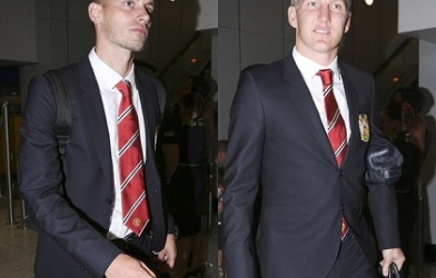 Dàn tân binh đắt giá của Man Utd bảnh bao tại sân bay