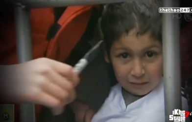 VIDEO: Fan nhí khóc nức nở khi được Ronaldo ký tặng áo