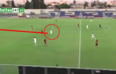 VIDEO: Tuyệt phẩm lốp bóng ở khoảng cách 45m của nữ cầu thủ U19 Anh