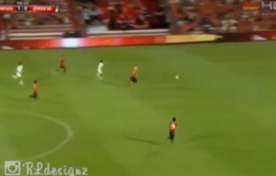 VIDEO: Tốc độ kinh hoàng của cầu thủ vô danh