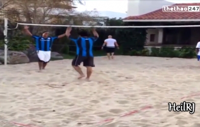 VIDEO: Xem Ronaldinho chơi bóng chuyền bãi biển 'bằng chân'
