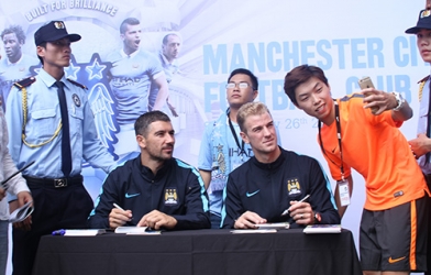 Hàng trăm fan được sao Man City tặng ảnh