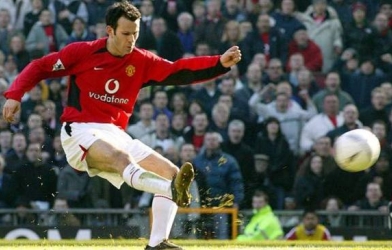 VIDEO: Xem lại pha bỏ lỡ đáng tiếc nhất trong sự nghiệp của Ryan Giggs