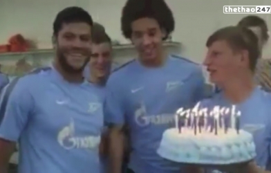 VIDEO: Khi 'người khổng lồ xanh' thổi nến sinh nhật