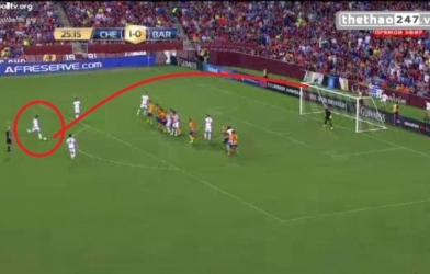 VIDEO: Xà ngang cứu thua cho Barca sau pha đá phạt của Oscar