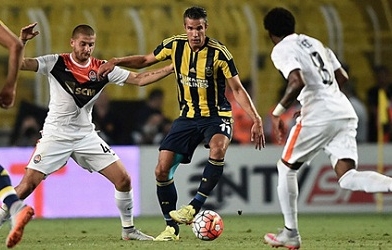 Vòng sơ loại thứ 3 Champions League: Persie và Nani ra mắt mờ nhạt