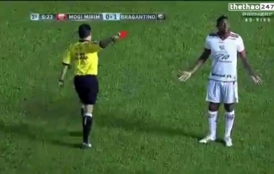 VIDEO: Cầu thủ phải nhận thẻ đỏ trớ trêu vì mặc nhầm áo của đồng đội
