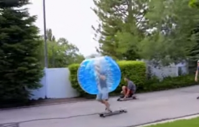 VIDEO: Những người mang bóng hơi chơi thể thao vô cùng hài hước