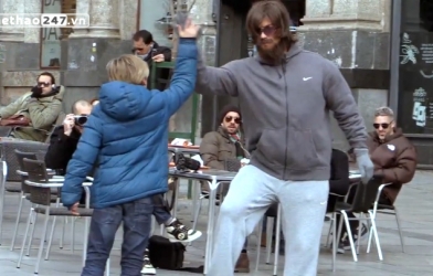 VIDEO: Ronaldo đóng giả người ăn xin để thử lòng fan hâm mộ