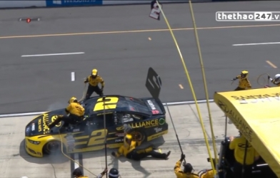 VIDEO: Tay đua suýt gây họa khi hất tung 2 nhân viên kỹ thuật trên đường pit