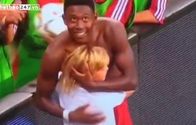 VIDEO: David Alaba 'hộ tống' fan nữ nhí về chỗ ngồi
