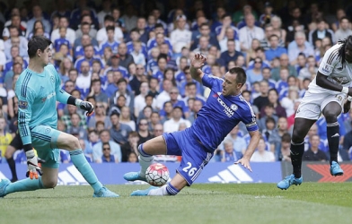 Courtois dính thẻ đỏ, Chelsea mất điểm đáng tiếc