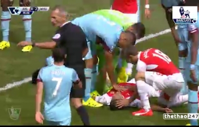 VIDEO: Pha bóng khiến Olivier Giroud bất tỉnh ngay trên sân