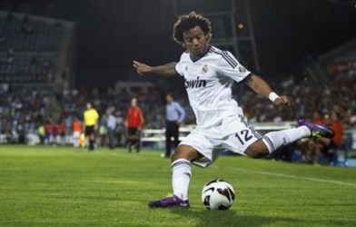 VIDEO: Fan nhí 'gặp nạn' vì cú sút như búa bổ của Marcelo