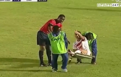 VIDEO: Đội nhà thua trận, nhân viên y tế chơi khăm cầu thủ đối phương