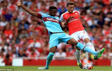 VIDEO: Reece Oxford - Cầu thủ 16 tuổi khiến Ozil 'mất tích' trong trận West Ham vs Arsenal