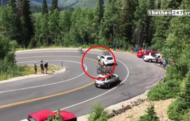 VIDEO: Cua-rơ bất tỉnh sau khi đâm thẳng vào ôtô trên đường đua