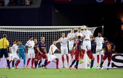 VIDEO: 2 pha sút phạt thành bàn của Messi trong trận Siêu Cup châu Âu