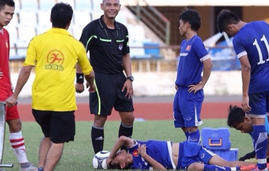 Tiền vệ U19 Lào đá vào bắp chân khiến Thanh Hậu chấn thương